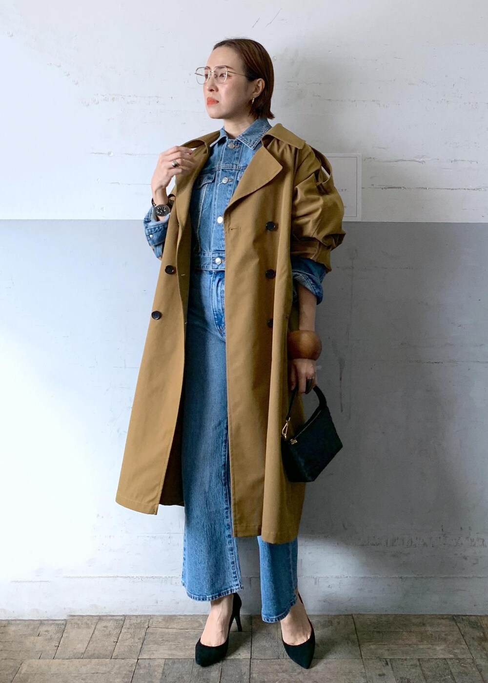 「キャメル、24ss、トレンチコート、rollas、ローラスジーンズ、ローラス、長袖、ロング、コート、ブルー、デニム、ADAM ET ROPÉ、FEMME、高身長、骨格ナチュラル」｜「ADAM ET ROPE'のドルマンオーバートレンチコート（トレンチコート、ブラウン系）」を使った、カワバタさん（レディース・166cm）の冬コーディネートの8枚目の写真