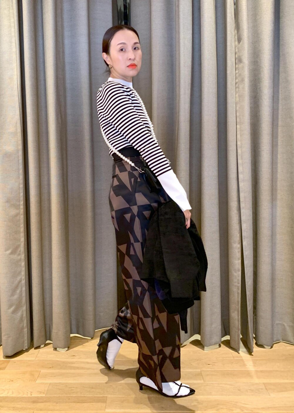 「柄×柄、ロゴ、ブラック、プルオーバー、長袖、ボーダー、ADAM ET ROPÉ、FEMME、HOMME、UNISEX、高身長、骨格ナチュラル、イエベ、大人カジュアル、秋」｜「ADAM ET ROPE'のモールヤーン オーバーサイズ カーディガン / サスティナブル（カーディガン/ボレロ、ブラック系）」を使った、カワバタさん（レディース・166cm）の夏コーディネートの2枚目の写真