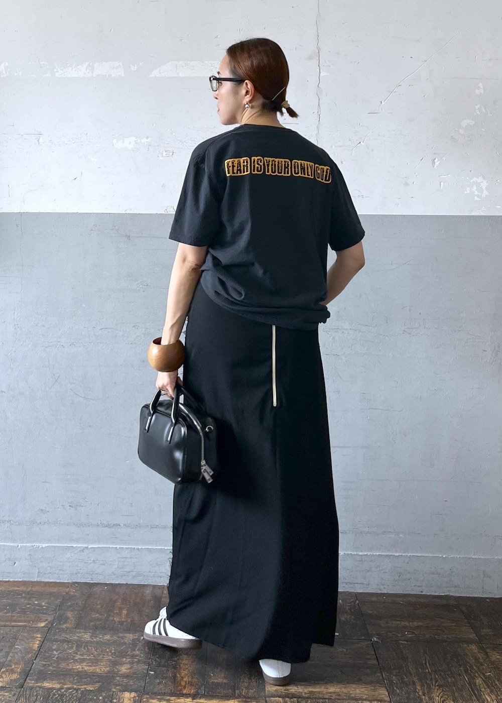 「tanc、アディダス、サンバ、バンドTシャツ、ロックTシャツ、24ss夏の新作、ブラック、レザー、ミニ、レザーバッグ、Tシャツ、半袖、クルーネック、プリント、英字」｜「ADAM ET ROPE'の【サステナブル】ロゴスクエアボストンバッグ（ボストンバッグ、ブラック系）」を使った、カワバタさん（レディース・166cm）の夏コーディネートの5枚目の写真
