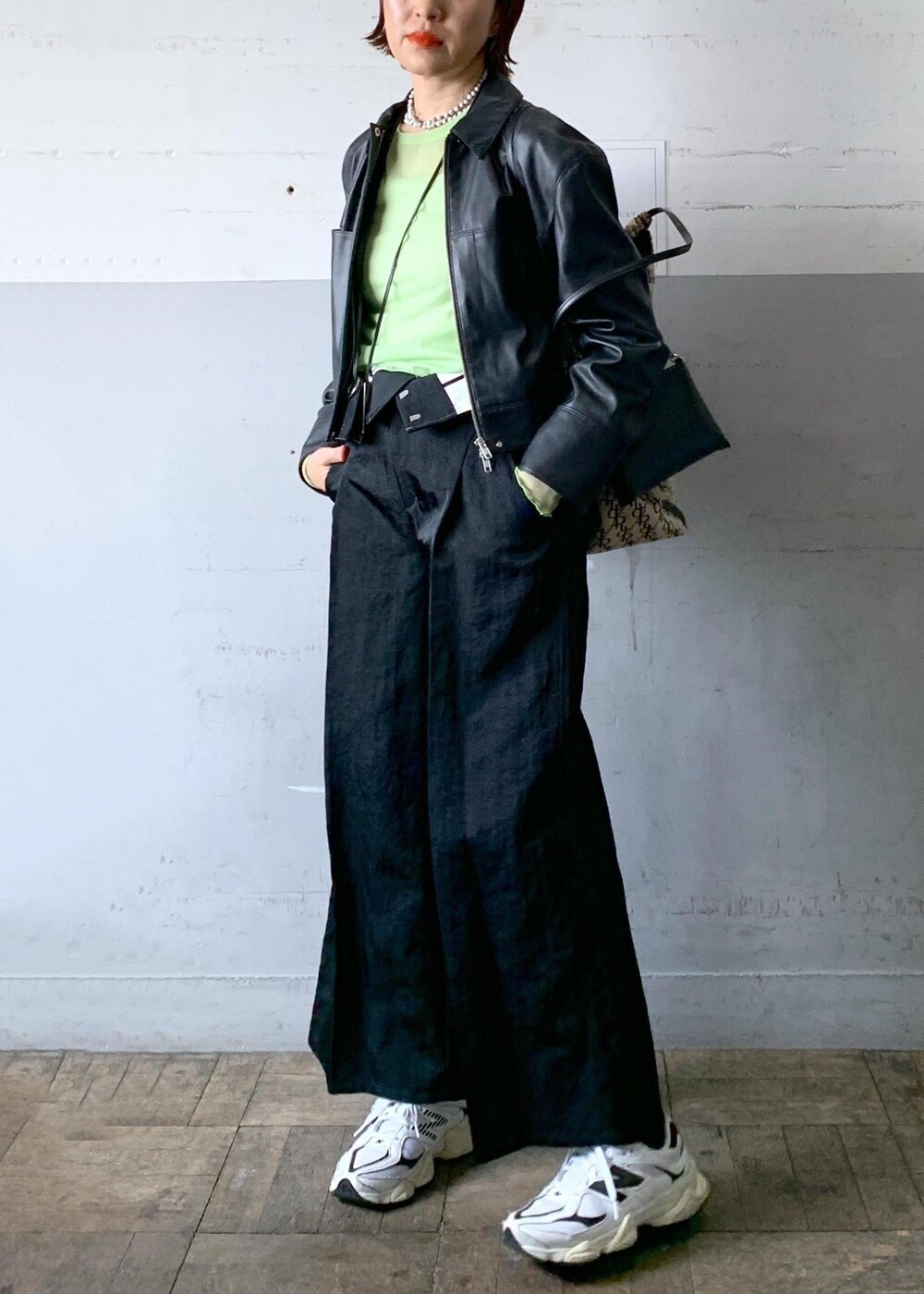 「24ss、シアートップス、ブラック、長袖、ジャケット、レザー、プルオーバー、グリーン、クルーネック、ライトグリーン、ワイド、十分丈、ハイウエスト、スニーカー、ADAM ET ROPÉ」｜「ADAM ET ROPE'のクロップドフェイクレザーブルゾン（ブルゾン、ブラック系）」を使った、カワバタさん（レディース・166cm）の冬コーディネートの5枚目の写真
