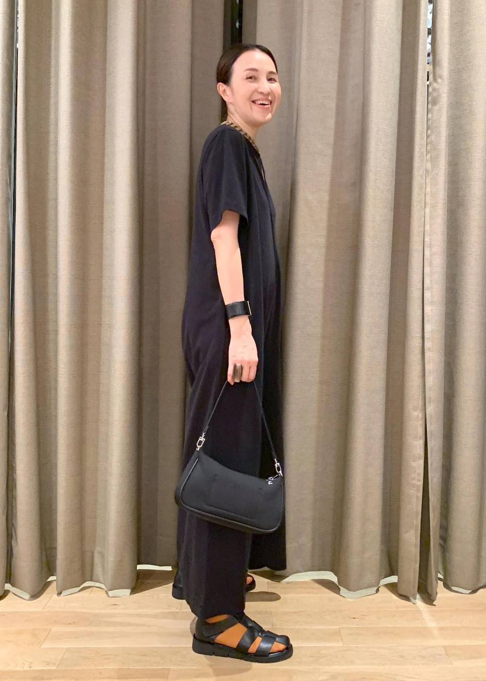 「グルカサンダル、23ss、ブラック、ショルダーバッグ、ワンハンドル、ワイド、オールインワン、フラット、ADAM ET ROPÉ、FEMME、高身長、骨格ナチュラル、イエベ、カジュアル、大人カジュアル」｜「ADAM ET ROPE'の【サステナブル】アップルレザーグルカサンダル（サンダル、ブラック系）」を使った、カワバタさん（レディース・166cm）の春コーディネートの5枚目の写真