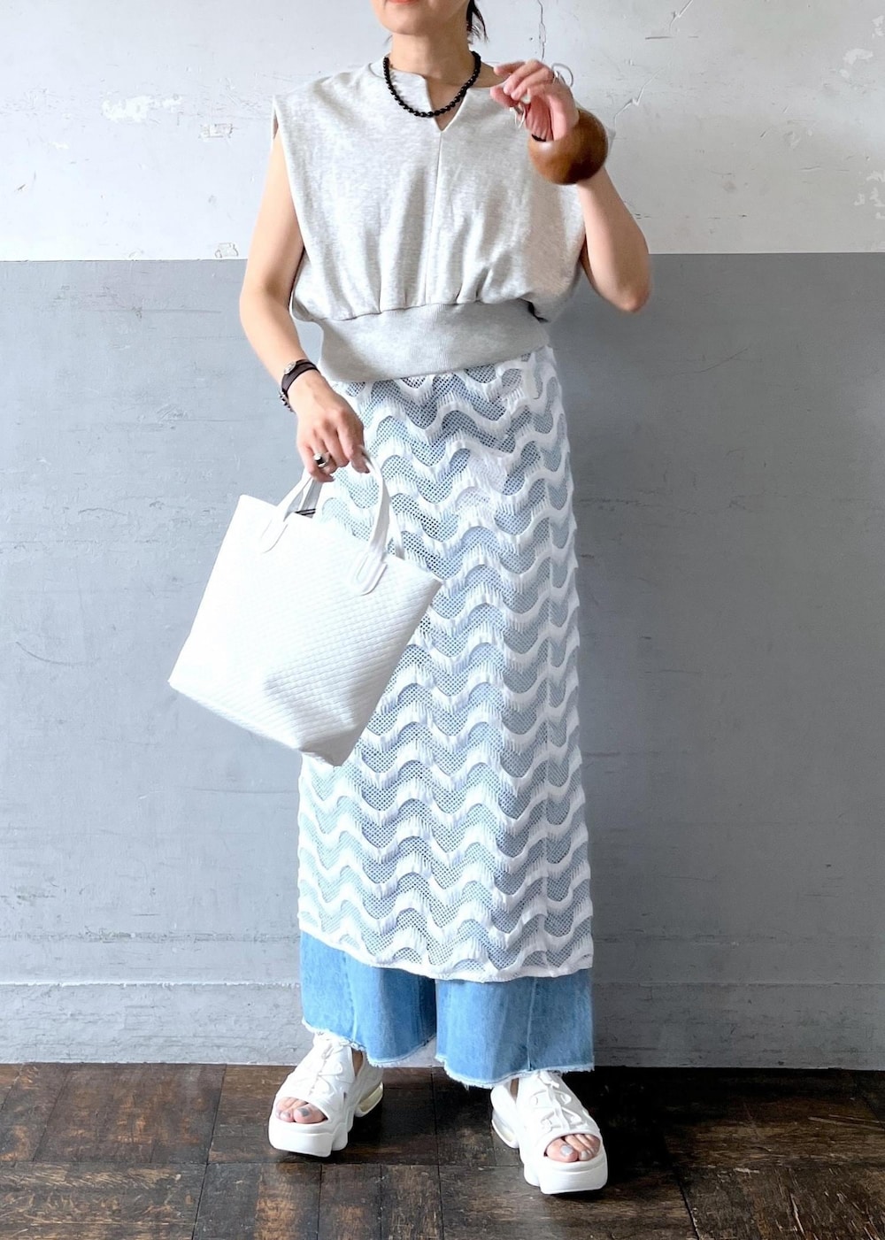 「ノマディス、NOMADIS、ナイキ、NIKE、healthy denim、ヘルシーデニム、ADAM ET ROPÉ、FEMME、高身長、骨格ナチュラル、イエベ、きれいめカジュアル、大人カジュアル、レイヤード、スポーティー」｜「NIKEの【NIKE】AIR MAX KOKO SANDAL（サンダル、ベージュ系）」を使った、カワバタさん（レディース・166cm）の春コーディネートの2枚目の写真