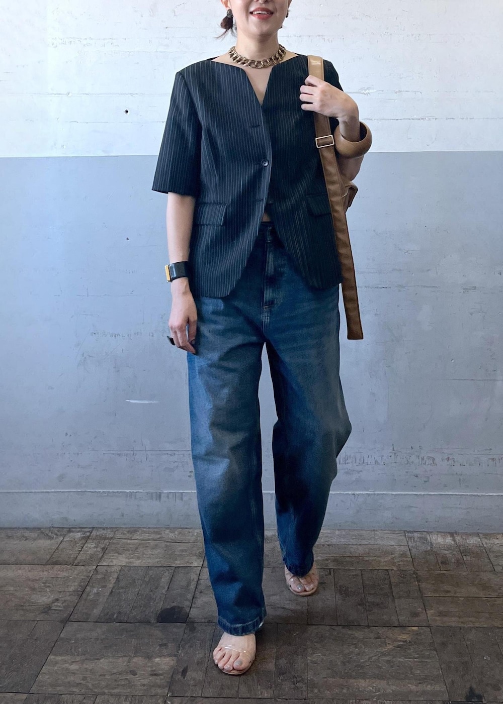 「emoelle、エモエレ、カーハート、carhartt、春コーデ、初夏コーデ、お出かけコーデ、旅行コーデ、大人カジュアル、カジュアルコーデ、ADAM ET ROPÉ、ナチュラル、イエベ秋、乾燥、高身長」｜「ADAM ET ROPE'の【サステナブル】パフミニショルダーバッグ（ショルダーバッグ、ベージュ系）」を使った、カワバタさん（レディース・166cm）の春コーディネートの2枚目の写真