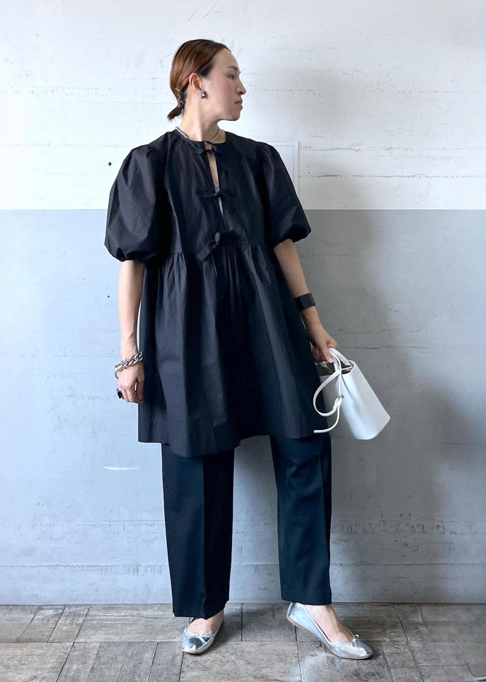 「ganni、ガニー、ホワイト、ショルダーバッグ、ミニ、ブラック、ブラウス、シャツ、半袖、ノーカラー、ボリュームスリーブ、五分袖、パフスリーブ、チュニック、ワンピース」｜「ADAM ET ROPE'のダブルポケット2wayバッグ（ハンドバッグ、ホワイト系）」を使った、カワバタさん（レディース・166cm）の夏コーディネートの7枚目の写真