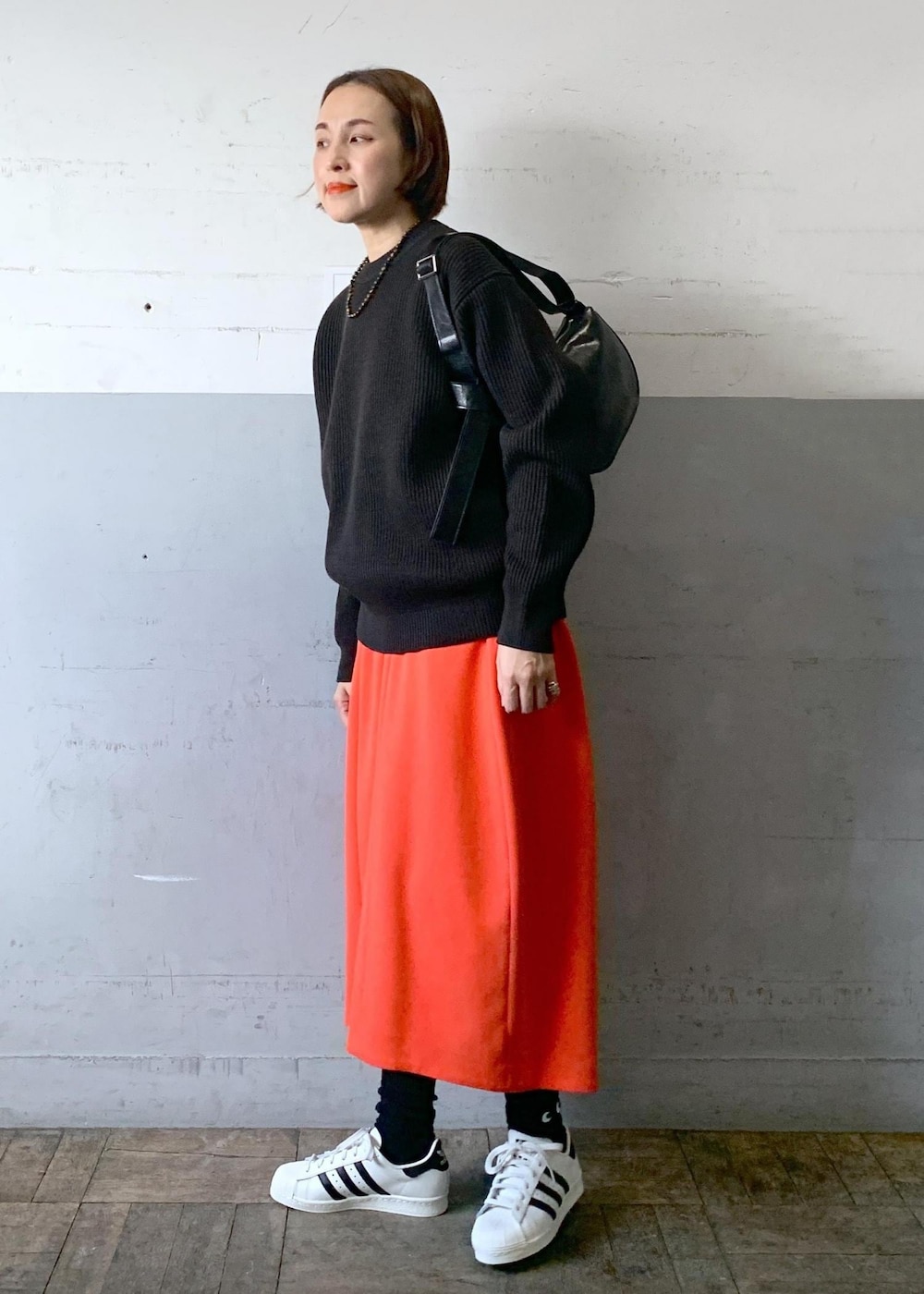 「auralee、オーラリー、adidas、スーパースター、ブラック、ショルダーバッグ、ニット、スカート、スニーカー、ADAM ET ROPÉ、FEMME、高身長、骨格ナチュラル、イエベ、大人カジュアル」｜「ADAM ET ROPE'の【サステナブル】メタリックむすびショルダーバッグ（ショルダーバッグ、ブラック系）」を使った、カワバタさん（レディース・166cm）の冬コーディネートの6枚目の写真