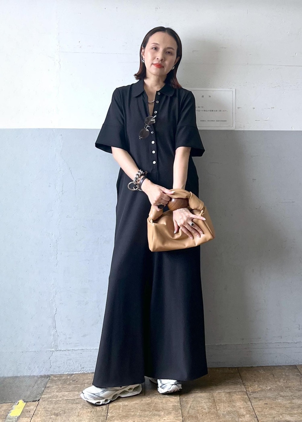 「トップス、Tシャツ/カットソー、シャツ/ブラウス、パンツ、デニムパンツ、ファッション雑貨、ベルト、EUA35360、EUM35350、EUS35050、GAH05130、GAW04021、4色展開、GANNI、NEEDBY」｜「ADAM ET ROPE'のポロシャツオールインワン（つなぎ/オールインワン、ブラック系）」を使った、カワバタさん（レディース・166cm）の春コーディネートの6枚目の写真