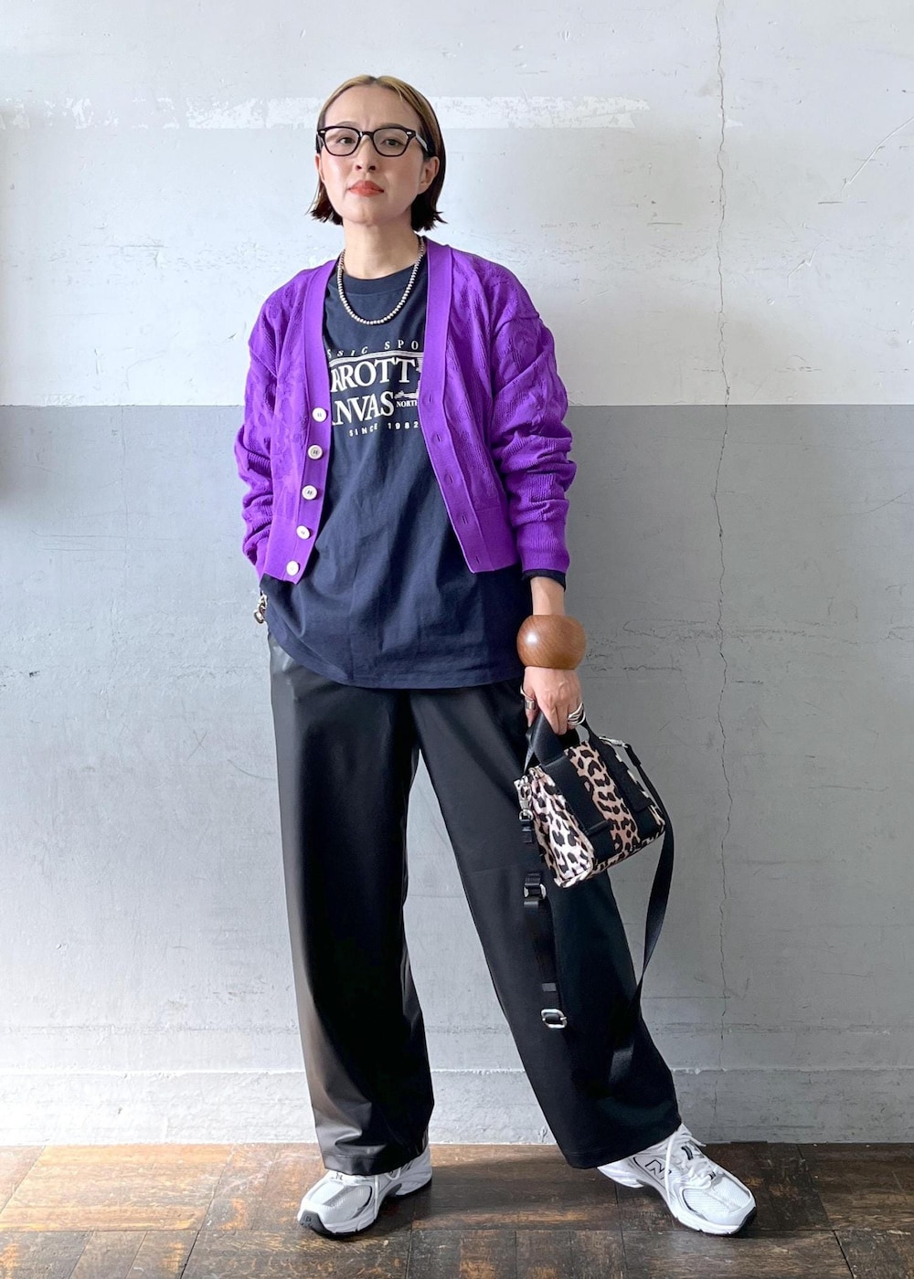 「パロットキャンバス、ganni、ガニー、a menda、アメンダ、ロンtee、24AWGOODS、ミニ、レオパード、プルオーバー、長袖、クルーネック、パープル、ブラック、ネイビー」|「ADAM ET ROPE'の【new balance(ニューバランス)】530(スニーカー、ホワイト系)」を使った、カワバタさん(レディース・166cm)の秋コーディネートの6枚目の写真