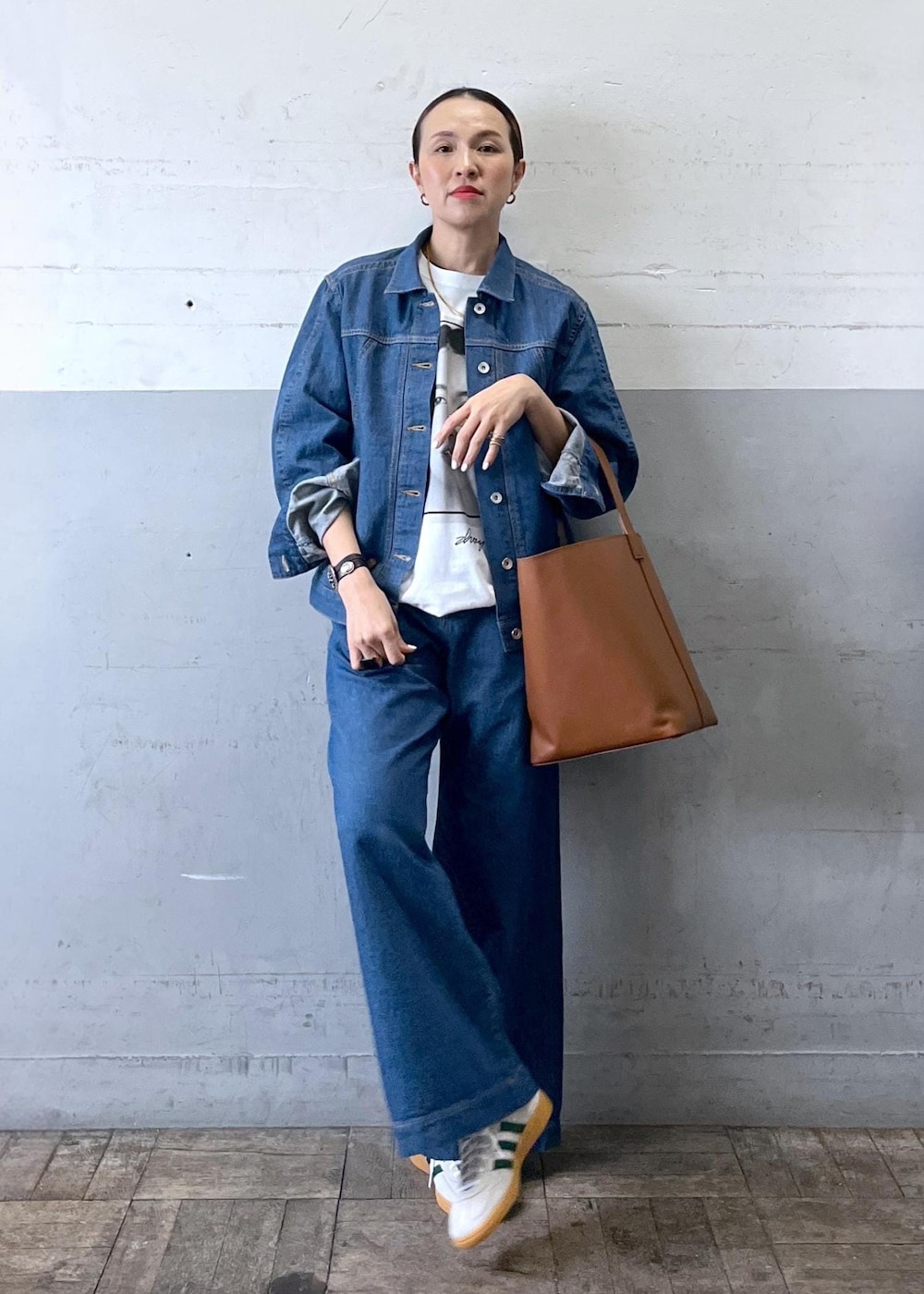 「auralee、オーラリー、春コーデ、大人カジュアル、ADAM ET ROPÉ、ナチュラル、イエベ秋、乾燥、高身長、トップス、Tシャツ/カットソー、ジャケット/アウター、ブルゾン、パンツ、デニムパンツ」｜「ADAM ET ROPE'のポケットメンアサデニムブルゾン（ブルゾン、ブルー系）」を使った、カワバタさん（レディース・166cm）の春コーディネートの7枚目の写真