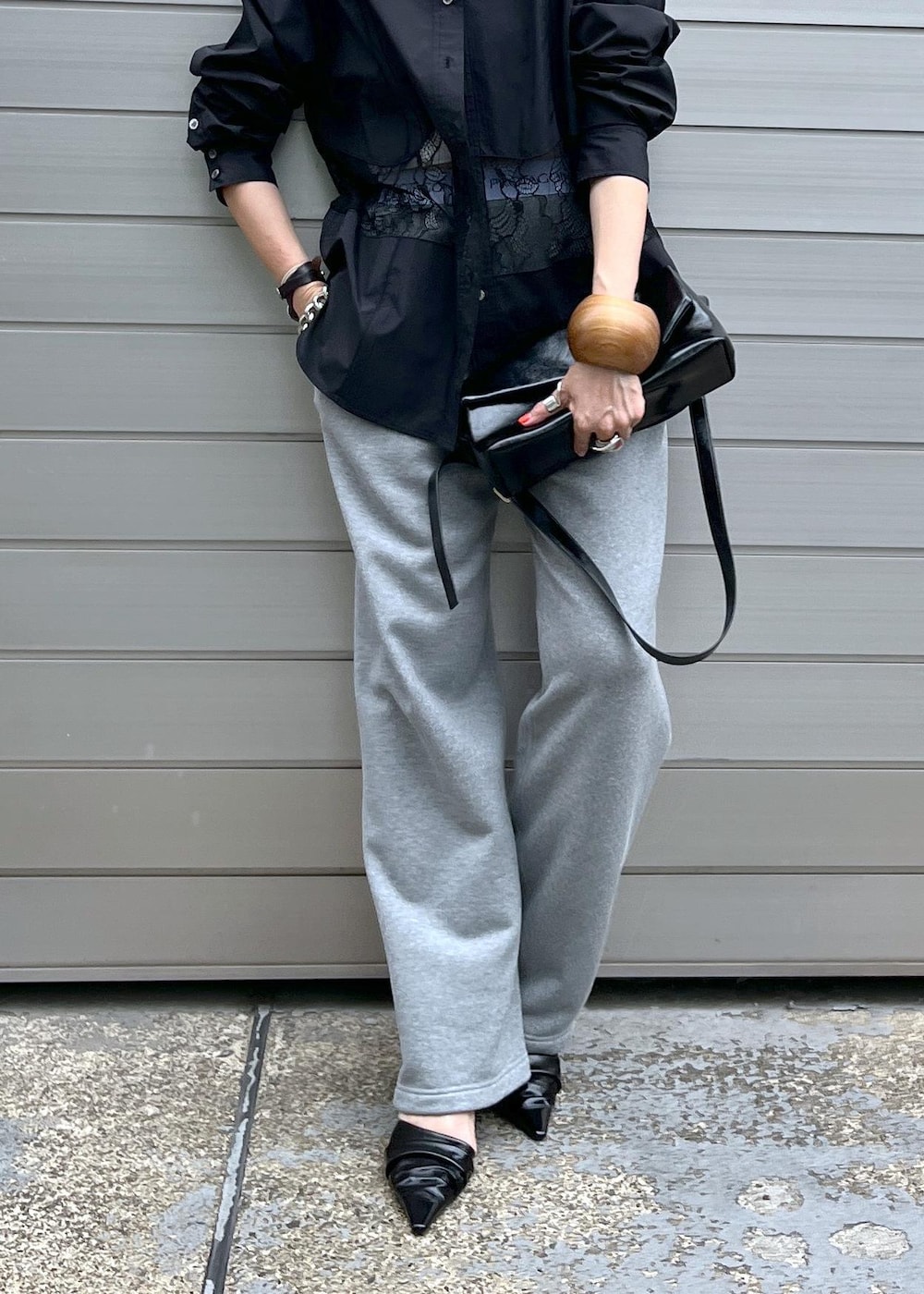 「スカート、GAC05090、オーガンジー、キナリ、クリーム、クロップド丈、コントラスト、コンパクト、シアーアイテム、スカートFEMME、ハリ感、プリーツスカート、ベルト、立体的、透けない」｜「ADAM ET ROPE'の【EMOELLE】セパレートミュール（サンダル、ブラック系）」を使った、カワバタさん（レディース・166cm）の春コーディネートの3枚目の写真