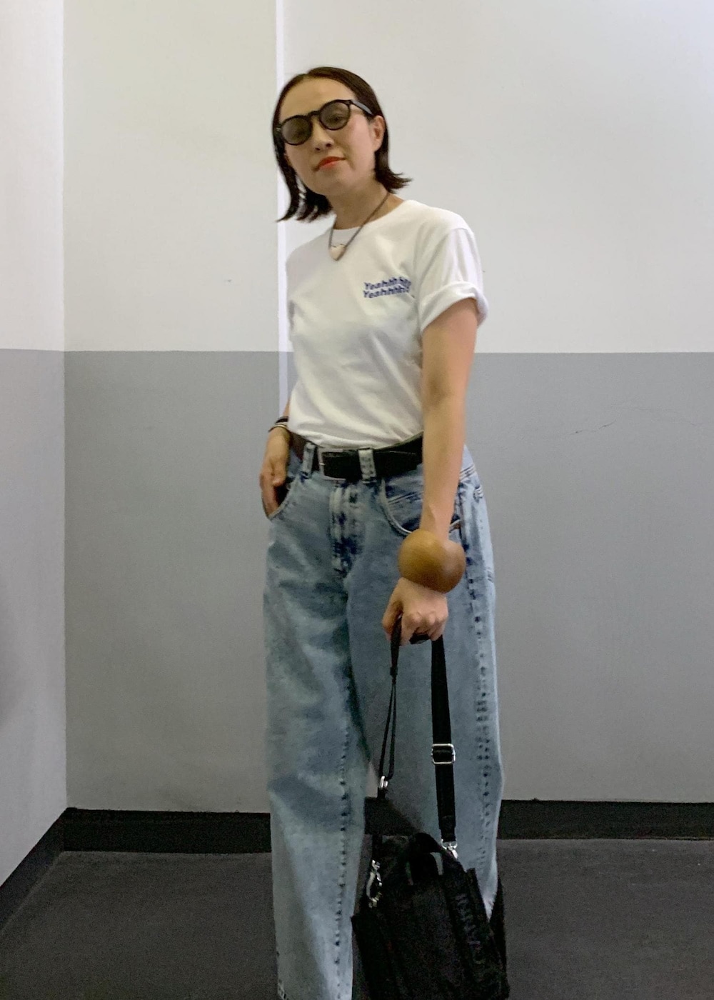 「サングラス、GANNI、TANGTANG、ベルト、ブラック、プルオーバー、Tシャツ、ロゴ、半袖、クルーネック、デニム、ADAM ET ROPÉ、FEMME、HOMME、高身長」|「TANGTANGの【TANG TANG】INSIDEOUT Tee(Tシャツ/カットソー、ホワイト系)」を使った、カワバタさん(レディース・166cm)の夏コーディネートの3枚目の写真