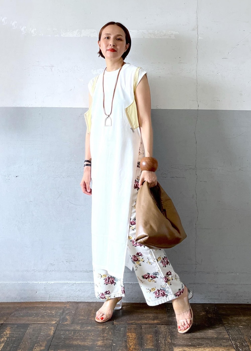 「kassleditions、CXC、rollas、24ss夏の新作、ホワイト、カットソー、イエロー、プリント、花柄、ADAM ET ROPÉ、FEMME、高身長、骨格ナチュラル、イエベ、大人カジュアル」｜「ROLLA'Sの【ROLLA'S/ローラス】SAILOR PANT FLORAL（デニムパンツ、ベージュ系）」を使った、カワバタさん（レディース・166cm）の春コーディネートの3枚目の写真