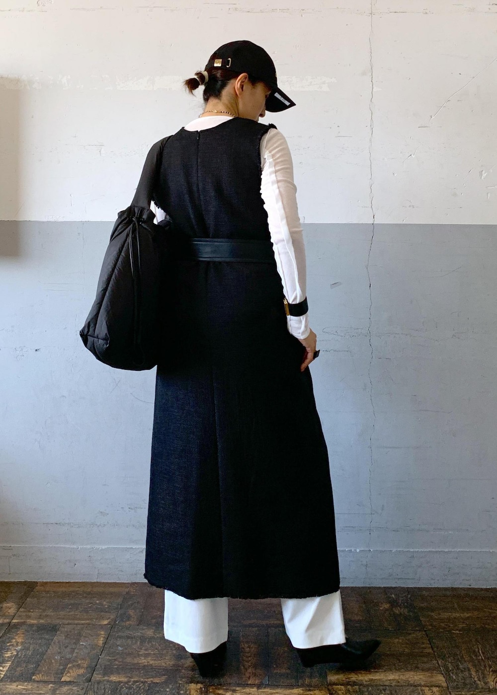 「hai、ハイ、PARROTT CANVAS、ツィード、イエロー、ブラック、ホワイト、ロング、ノースリーブ、Vネック、ベルト、ベルト付き、ウエストマーク、パンツ、スリット」|「ADAM ET ROPE'のフォルムウェッジパンプス(パンプス、ブラック系)」を使った、カワバタさん(レディース・166cm)の夏コーディネートの3枚目の写真