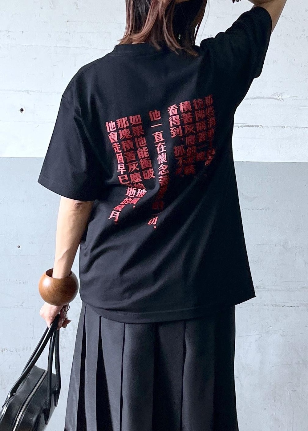 「初夏コーデ、ADAM ET ROPÉ、ナチュラル、イエベ秋、乾燥、高身長、トップス、Tシャツ/カットソー、スカート、GAC05090、GMM75010、2色展開、MSpecial_pickup、Tシャツ、ウェア」｜「ADAM ET ROPE'のシアーオーガンジープリーツスカート（スカート、ブラック系）」を使った、カワバタさん（レディース・166cm）の春コーディネートの4枚目の写真