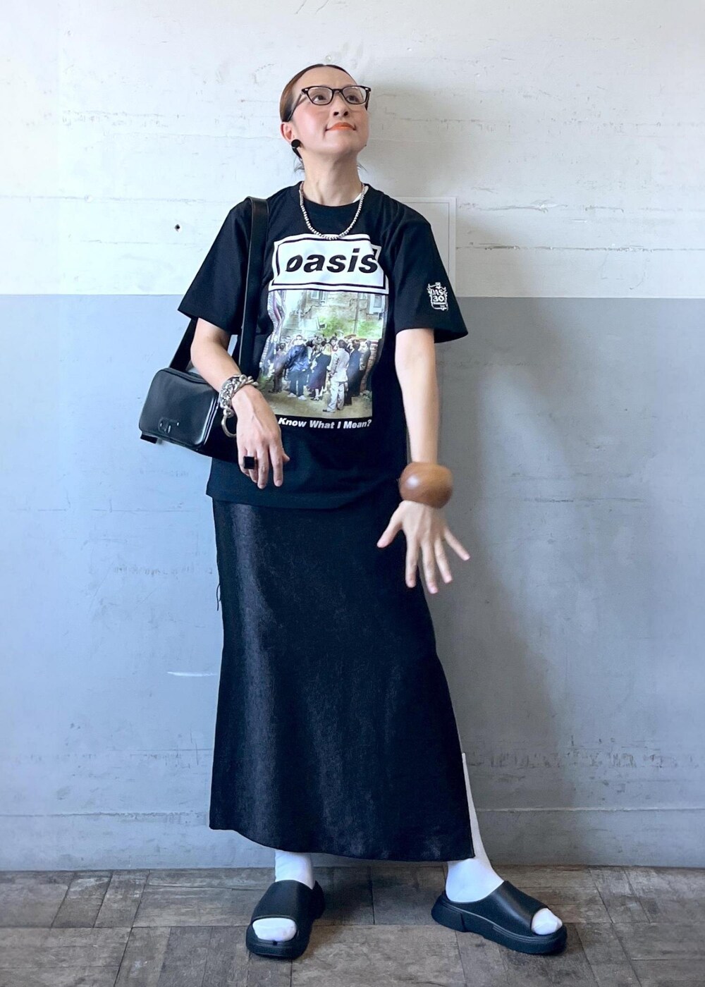 「oasis、オアシス、フォト、ノエル、ブラック、ショルダーバッグ、プルオーバー、Tシャツ、ロゴ、半袖、クルーネック、プリント、ロング、タイトスカート、タイト」｜「PAESの【PAES(ペイズ)】 SLIDE リカバリーサンダル（サンダル、ブラック系）」を使った、カワバタさん（レディース・166cm）の夏コーディネートの2枚目の写真