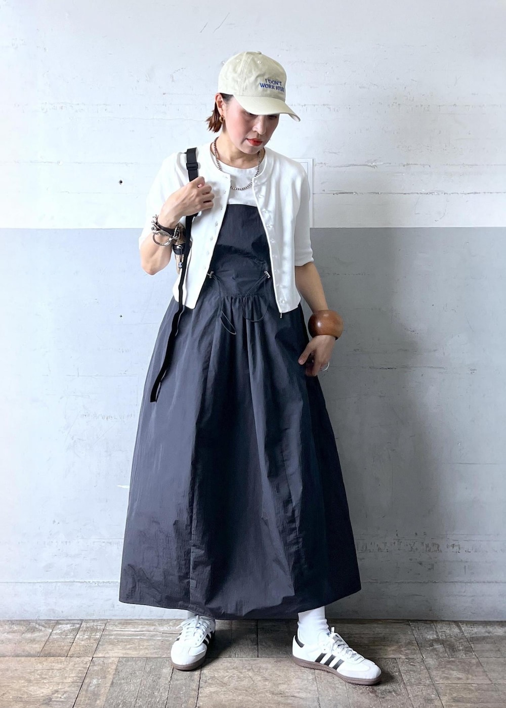「adidas、samba、サンバ、アディダス、IDEA、ベージュ、ベースボールキャップ、切り替え、batle lake、ウエストバック、FEMME、骨格ナチュラル、イエベ、きれいめカジュアル、スポーティー」｜「ADAM ET ROPE'の【BATTLE LAKE(バトルレイク)】BATTL WAIST POUCH（ボディバッグ/ウエストポーチ、ベージュ系）」を使った、カワバタさん（レディース・166cm）の夏コーディネートの4枚目の写真