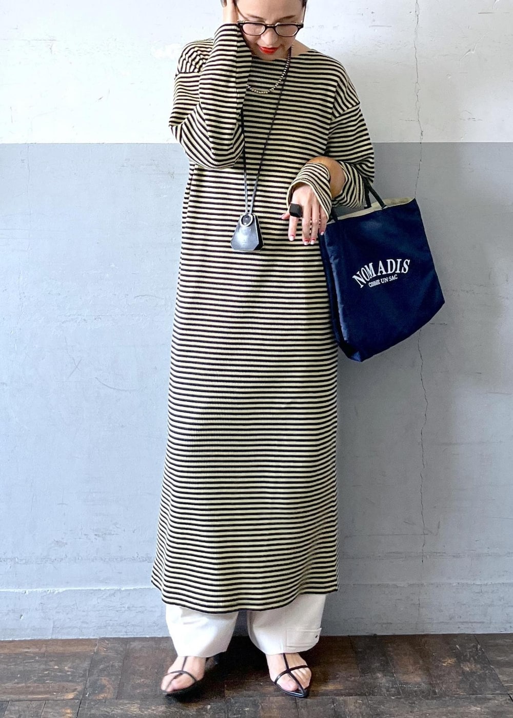 ブラック系のサンダル、グリーン系のワンピース、ホワイト系のその他パンツを着用したレディースの春コーディネートの6枚目の写真