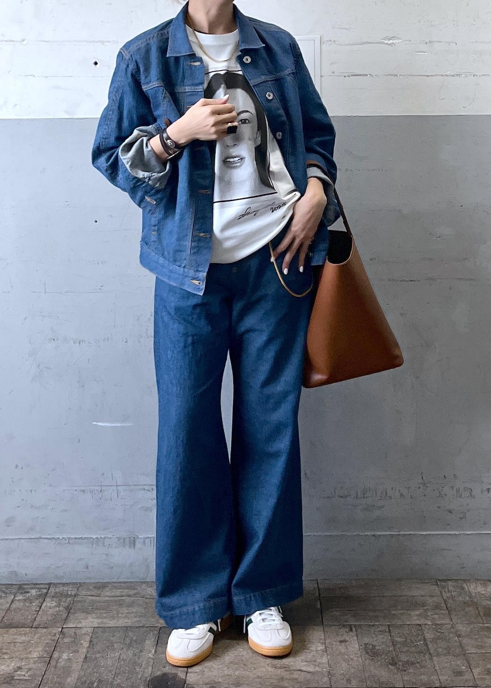 「auralee、オーラリー、春コーデ、大人カジュアル、ADAM ET ROPÉ、ナチュラル、イエベ秋、乾燥、高身長、トップス、Tシャツ/カットソー、ジャケット/アウター、ブルゾン、パンツ、デニムパンツ」｜「ADAM ET ROPE'のポケットメンアサデニムブルゾン（ブルゾン、ブルー系）」を使った、カワバタさん（レディース・166cm）の春コーディネートの2枚目の写真