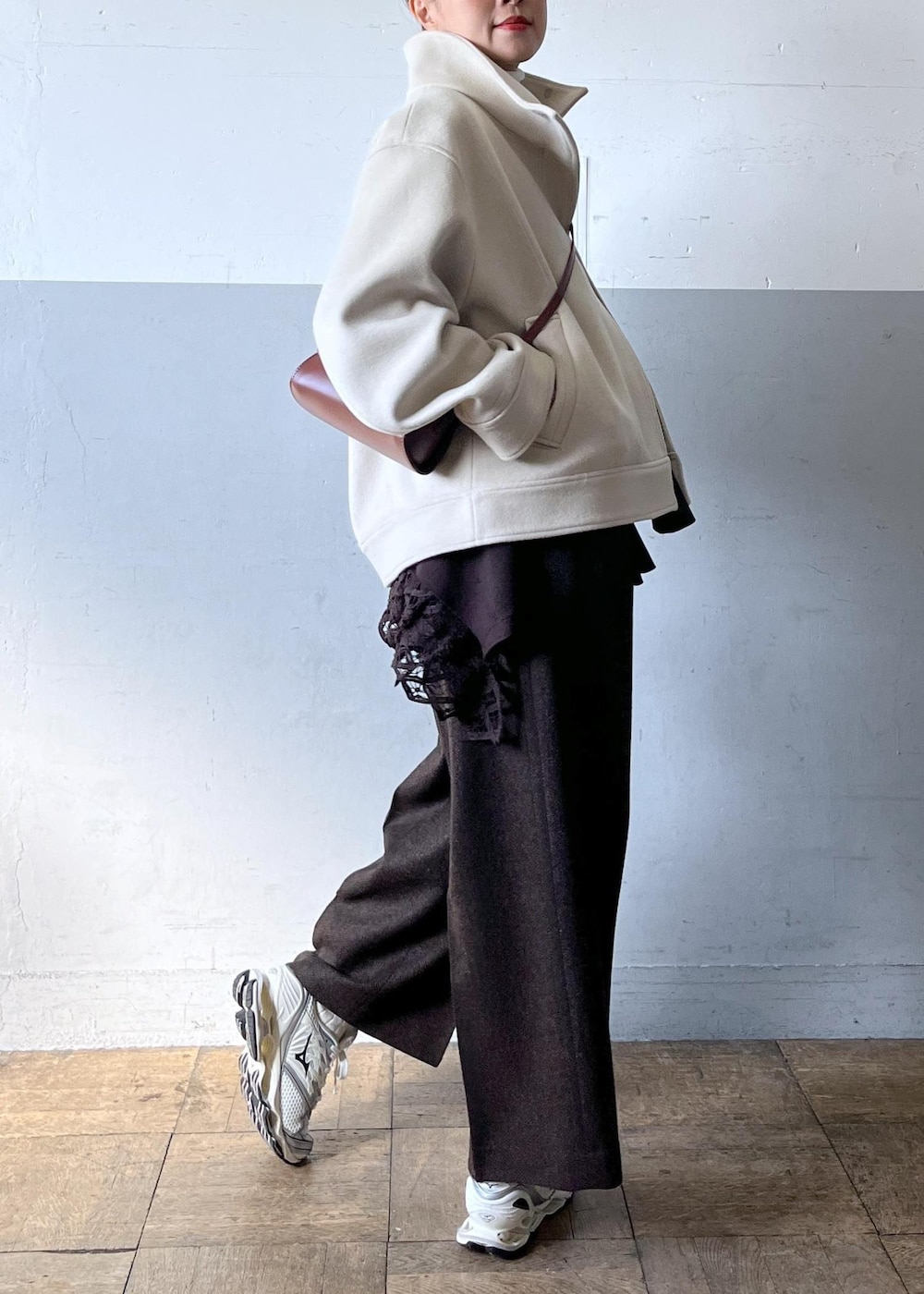 ホワイト系のTシャツ/カットソー、ブラウン系のショルダーバッグ、ブラウン系のその他パンツを着用したレディースの秋コーディネートの4枚目の写真