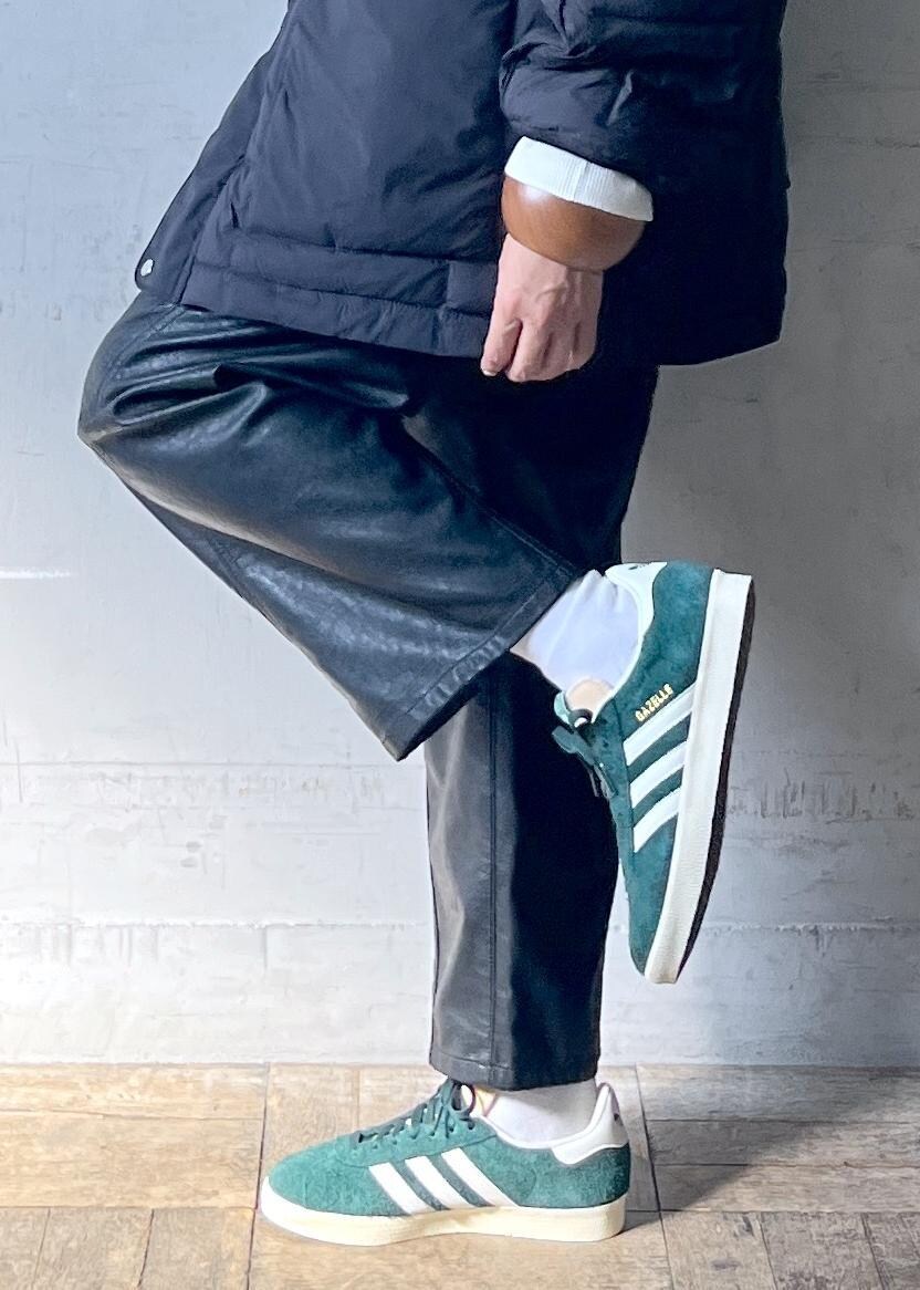 「アディダス、adidas、初冬コーデ、モード、ストリート、大人カジュアル、パンツスタイル、シンプルコーデ、ADAM ET ROPÉ、ナチュラル、イエベ秋、乾燥、高身長、トップス、ニット/セーター」|「ADAM ET ROPE'の【サステナブル】ドロストキルティングブルゾン(ブルゾン、ブラック系)」を使った、カワバタさん(レディース・166cm)の秋コーディネートの6枚目の写真
