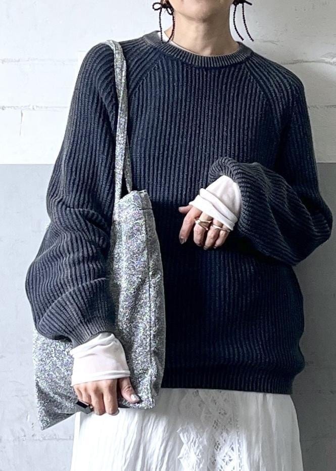 「春コーデ、お出かけコーデ、レイヤード、ADAM ET ROPÉ、ナチュラル、イエベ秋、乾燥、高身長、トップス、Tシャツ/カットソー、ニット/セーター、パンツ、スカート、バッグ、トートバッグ」|「ADAM ET ROPE'の【サスティナブル・洗える】エアリーシアーカフスカットソー(Tシャツ/カットソー、ホワイト系)」を使った、カワバタさん(レディース・166cm)の冬コーディネートの6枚目の写真