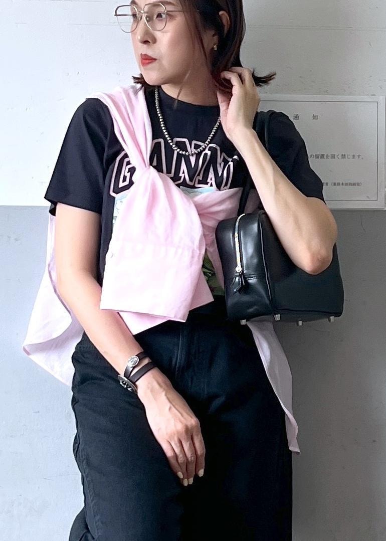 「初夏コーデ、大人カジュアル、ADAM ET ROPÉ、ナチュラル、イエベ秋、乾燥、高身長、トップス、Tシャツ/カットソー、シャツ/ブラウス、パンツ、デニムパンツ、シューズ、サンダル、ファッション雑貨」｜「OOFOSのOOFOS OOMEGA（サンダル、ブラック系）」を使った、カワバタさん（レディース・166cm）の春コーディネートの3枚目の写真