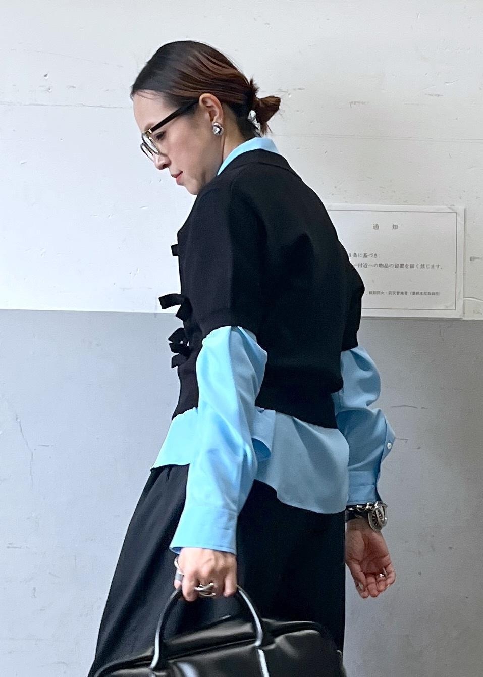 「春コーデ、お出かけコーデ、レイヤード、ADAM ET ROPÉ、ナチュラル、イエベ秋、乾燥、高身長、トップス、シャツ/ブラウス、ポロシャツ、パンツ、スラックス、バッグ、ボストンバッグ」|「ADAM ET ROPE'の【一部WEB限定カラー・再入荷・サステナブル】ロゴボストンビッグバッグ(ボストンバッグ、ブラック系)」を使った、カワバタさん(レディース・166cm)の春コーディネートの4枚目の写真