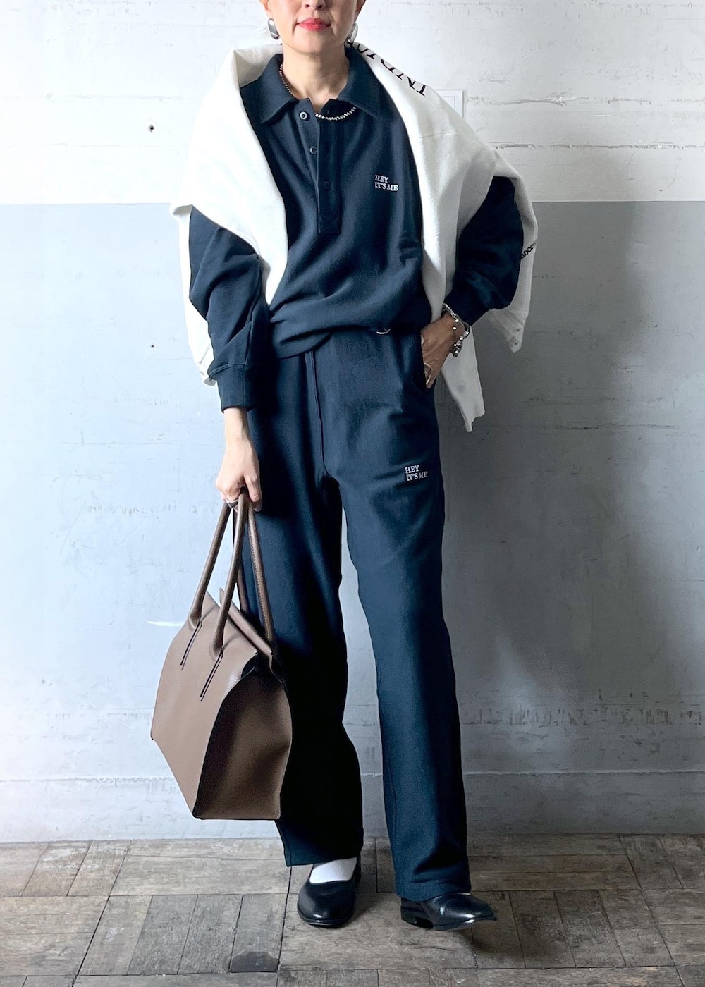 「春コーデ、ADAM ET ROPÉ、ナチュラル、イエベ秋、乾燥、高身長、トップス、スウェット、カーディガン、パンツ、バッグ、トートバッグ、財布/小物、キーホルダー、EUM35890」｜「ADAM ET ROPE'の2WAYスウェットニットカーディガン（カーディガン/ボレロ、ホワイト系）」を使った、カワバタさん（レディース・166cm）の冬コーディネートの8枚目の写真