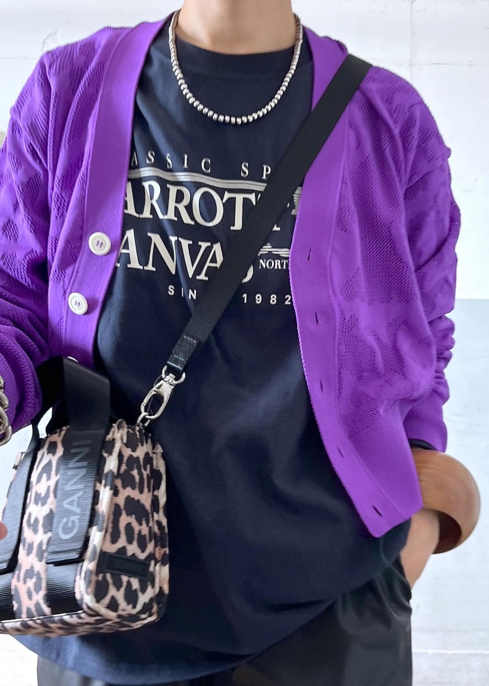 「パロットキャンバス、ganni、ガニー、a menda、アメンダ、ロンtee、24AWGOODS、ミニ、レオパード、プルオーバー、長袖、クルーネック、パープル、ブラック、ネイビー」|「ADAM ET ROPE'の【new balance(ニューバランス)】530(スニーカー、ホワイト系)」を使った、カワバタさん(レディース・166cm)の秋コーディネートの8枚目の写真