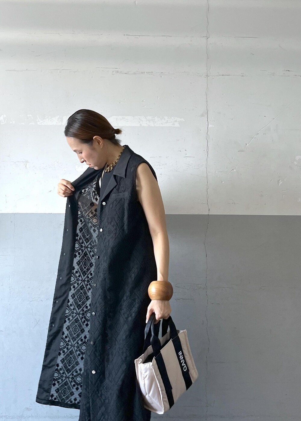 「japan lace collection、ganni、ガニー、ブラック、ロゴ、シャツ、ノースリーブ、ロング丈、夏コーデ、結婚式コーデ、授業参観日コーデ、デートコーデ、お出かけコーデ、旅行コーデ、女子会コーデ」｜「ADAM ET ROPE'のレースラインパンツ（その他パンツ、ブラック系）」を使った、カワバタさん（レディース・166cm）の夏コーディネートの5枚目の写真