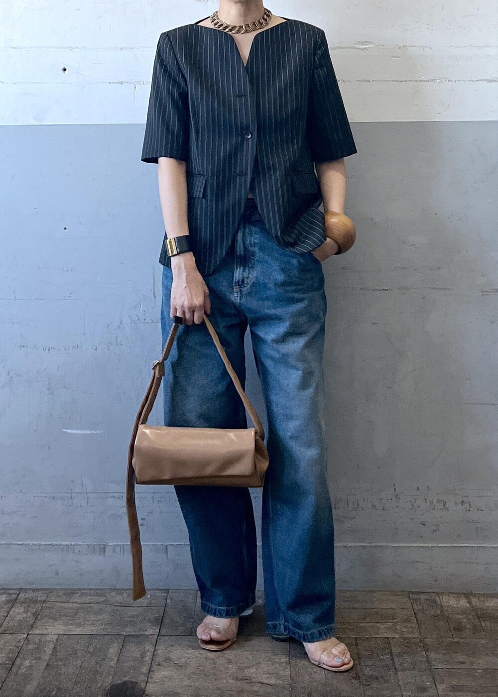 「emoelle、エモエレ、カーハート、carhartt、春コーデ、初夏コーデ、お出かけコーデ、旅行コーデ、大人カジュアル、カジュアルコーデ、ADAM ET ROPÉ、ナチュラル、イエベ秋、乾燥、高身長」｜「ADAM ET ROPE'の【サステナブル】パフミニショルダーバッグ（ショルダーバッグ、ベージュ系）」を使った、カワバタさん（レディース・166cm）の春コーディネートの8枚目の写真