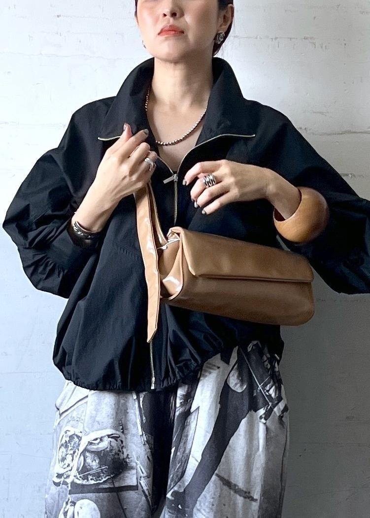 「春コーデ、運動会コーデ、お出かけコーデ、大人カジュアル、パンツスタイル、カジュアルコーデ、ADAM ET ROPÉ、ナチュラル、イエベ秋、乾燥、高身長、ジャケット/アウター、ブルゾン、バッグ、ショルダーバッグ」｜「ADAM ET ROPE'のポインテッドウェーブミュール（サンダル、ブラック系）」を使った、カワバタさん（レディース・166cm）の春コーディネートの5枚目の写真