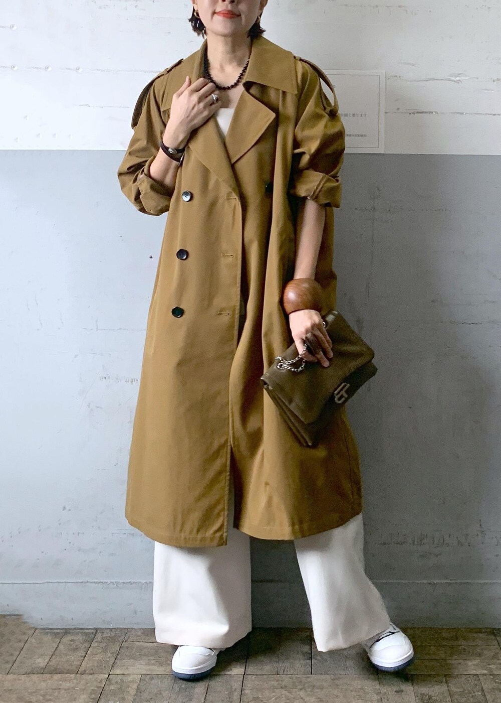 「24ss、春の新作、ニューバランス、ベージュ、ブラウン、長袖、ロング、コート、オーバーサイズ、ホワイト、パンツ、ワイド、ADAM ET ROPÉ、FEMME、高身長」｜「ADAM ET ROPE'のドルマンオーバートレンチコート（トレンチコート、ブラウン系）」を使った、カワバタさん（レディース・166cm）の冬コーディネートの2枚目の写真