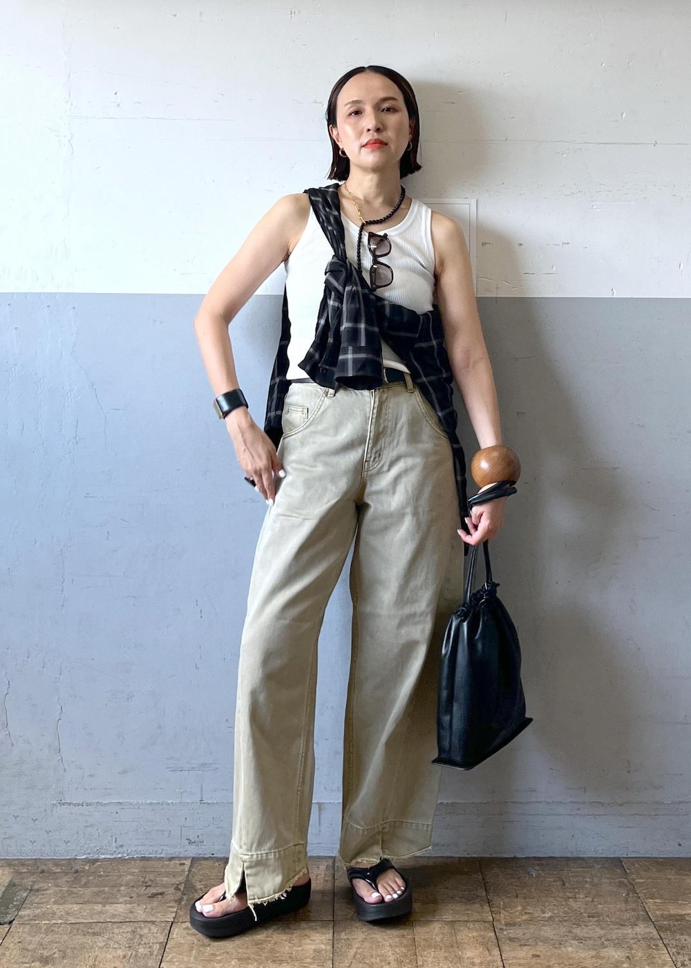 「夏コーデ、大人カジュアル、カジュアルコーデ、ADAM ET ROPÉ、ナチュラル、イエベ秋、乾燥、高身長、トップス、シャツ/ブラウス、タンクトップ、パンツ、デニムパンツ、バッグ、ショルダーバッグ」|「OOFOSのOOFOS OOMEGA(サンダル、ブラック系)」を使った、カワバタさん(レディース・166cm)の夏コーディネートの10枚目の写真
