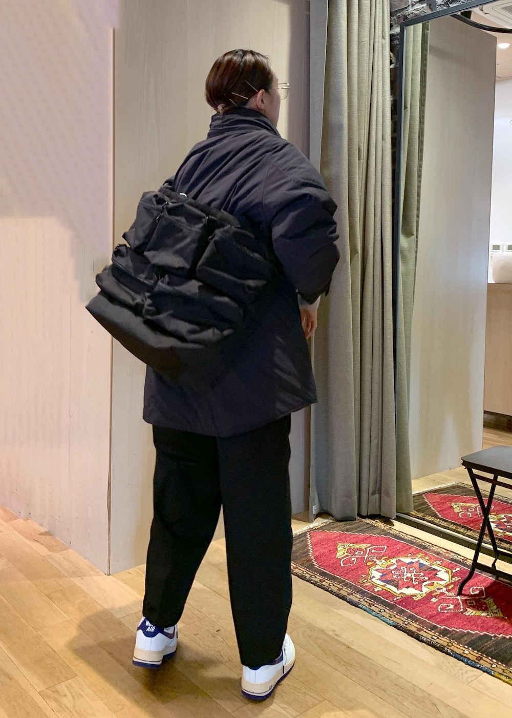 「モンスターパーカー、SNaPMeAward23w、ワイルドシングス、FADEN、タックパンツ、VENIT、ベニット、メッセンジャーバッグ、ブラック、ショルダーバッグ、グレー、ADAM ET ROPÉ、FEMME、HOMME、高身長」｜「ADAM ET ROPE'のオーガニックコットン ツータック ワイドテーパード ロールアップパンツ / イージーケア / ユニセックス（その他パンツ、ブラック系）」を使った、カワバタさん（レディース・166cm）の冬コーディネートの3枚目の写真