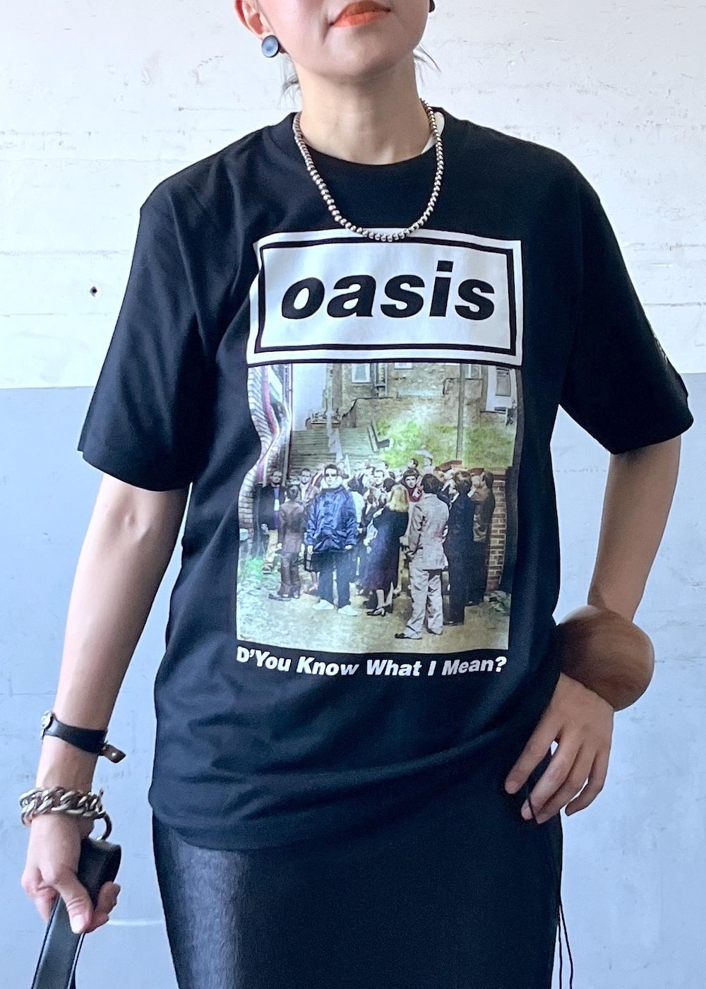 「oasis、オアシス、フォト、ノエル、ブラック、ショルダーバッグ、プルオーバー、Tシャツ、ロゴ、半袖、クルーネック、プリント、ロング、タイトスカート、タイト」｜「PAESの【PAES(ペイズ)】 SLIDE リカバリーサンダル（サンダル、ブラック系）」を使った、カワバタさん（レディース・166cm）の夏コーディネートの3枚目の写真
