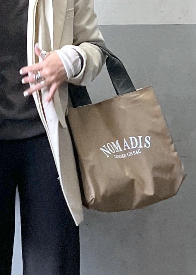 「初春コーデ、パンツスタイル、体型カバー、カジュアルコーデ、ADAM ET ROPÉ、ナチュラル、イエベ秋、乾燥、高身長、トップス、Tシャツ/カットソー、ニット/セーター、パーカー、ジャケット/アウター、テーラードジャケット」|「ADAM ET ROPE'の【サスティナブル・洗える】エアリーシアーカフスカットソー(Tシャツ/カットソー、ホワイト系)」を使った、カワバタさん(レディース・166cm)の冬コーディネートの6枚目の写真