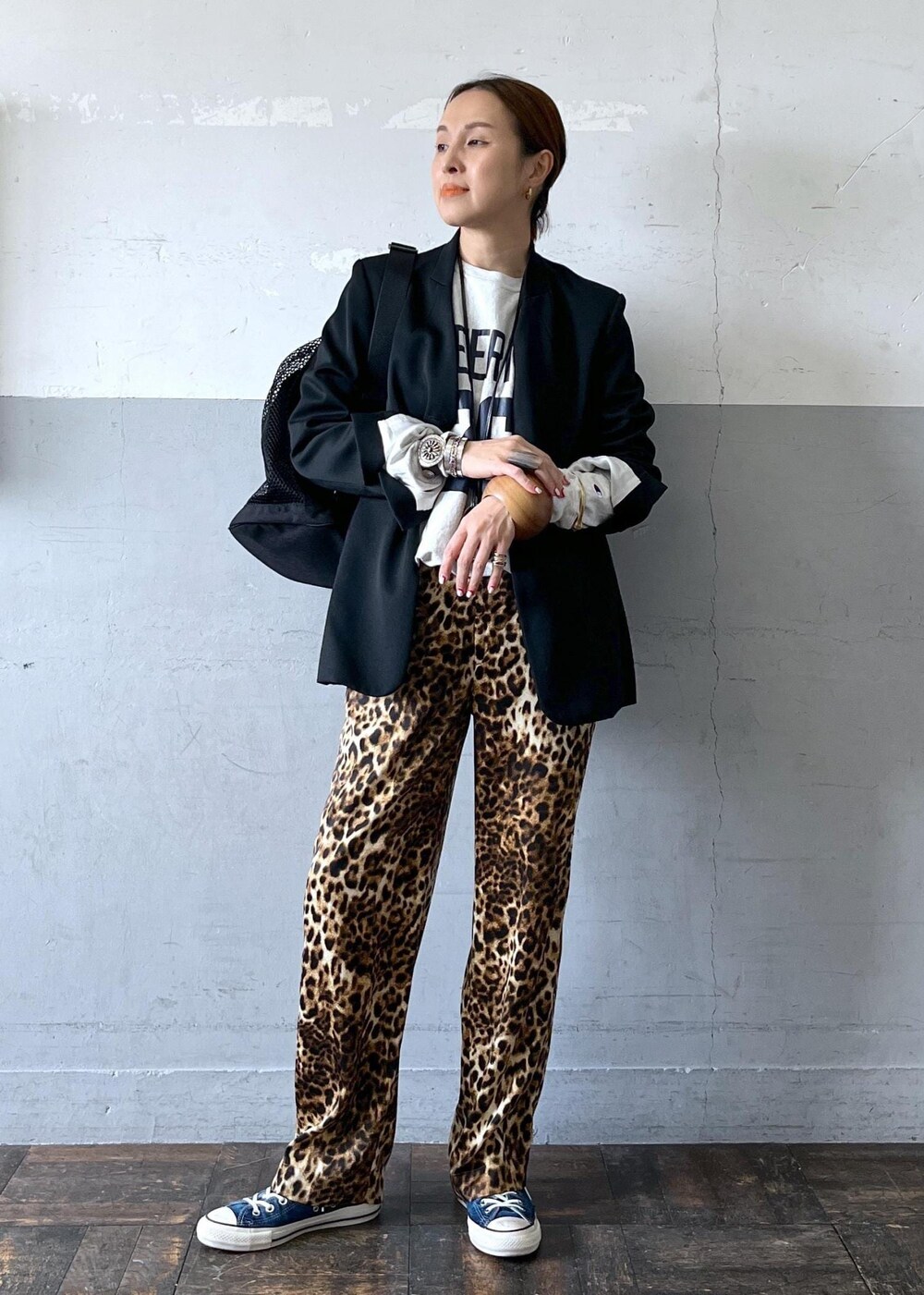 「champion、AURALEE、オーラリー、oblada、オブラダ、メッシュ、ジャケット、グレー、プルオーバー、Tシャツ、ロゴ、クルーネック、プリント、パンツ、レオパード」｜「ADAM ET ROPE'のドスキンシェイプジャケット（テーラードジャケット、ブラック系）」を使った、カワバタさん（レディース・166cm）の春コーディネートの4枚目の写真