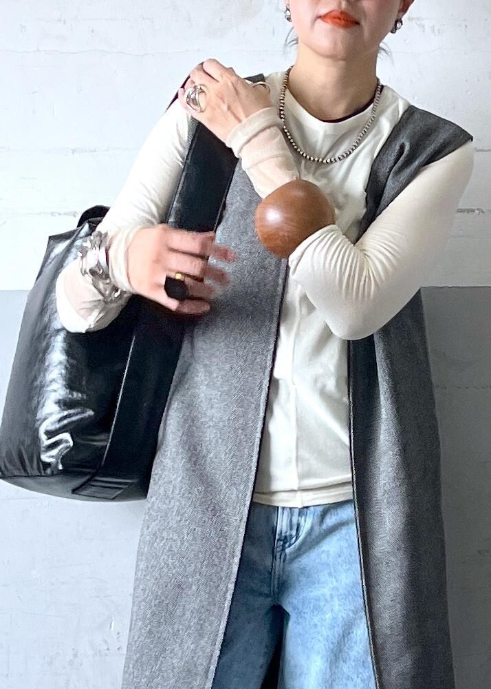 「じれ、ジレ、ツイード、anggae、ニードバイ、needby、長袖、ブラック、ノースリーブ、Vネック、ライトブルー、カットソー、クルーネック、デニム、ポインテッドトゥ」|「ADAM ET ROPE'のMOLレザーギャザーパンプス(パンプス、ブラック系)」を使った、カワバタさん(レディース・166cm)の夏コーディネートの8枚目の写真