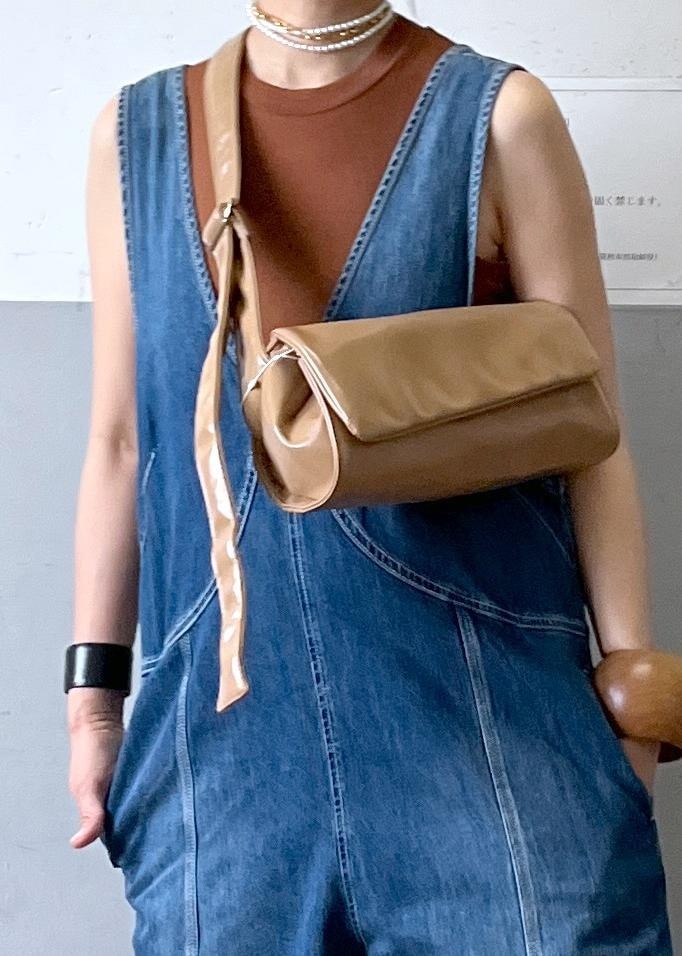 「初夏コーデ、ADAM ET ROPÉ、ナチュラル、イエベ秋、乾燥、高身長、トップス、タンクトップ、オールインワン/サロペット、つなぎ/オールインワン、バッグ、ショルダーバッグ、シューズ、サンダル、ファッション雑貨」|「ADAM ET ROPE'のar パールベルト(ベルト、ゴールド系)」を使った、カワバタさん(レディース・166cm)の春コーディネートの2枚目の写真