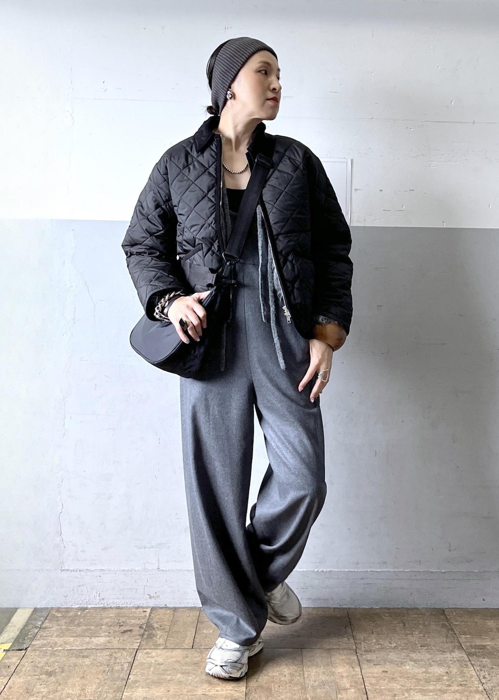 グレー系のつなぎ/オールインワン、グレー系のカーディガン/ボレロ、ホワイト系のスニーカーを着用したレディースの冬コーディネートの5枚目の写真