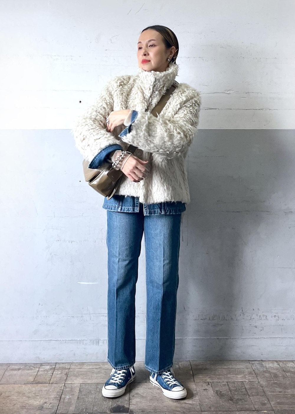 「25ss、初春コーデ、大人カジュアル、セットアップ、パンツスタイル、カジュアルコーデ、ADAM ET ROPÉ、ナチュラル、イエベ秋、乾燥、高身長、トップス、Tシャツ/カットソー、シャツ/ブラウス、ジャケット/アウター」|「ADAM ET ROPE'の【サスティナブル・洗える】エアリーシアーカフスカットソー(Tシャツ/カットソー、ベージュ系)」を使った、カワバタさん(レディース・166cm)の冬コーディネートの4枚目の写真