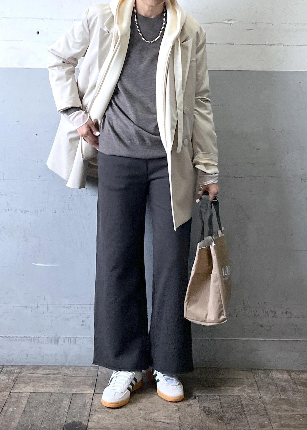 「初春コーデ、パンツスタイル、体型カバー、カジュアルコーデ、ADAM ET ROPÉ、ナチュラル、イエベ秋、乾燥、高身長、トップス、Tシャツ/カットソー、ニット/セーター、パーカー、ジャケット/アウター、テーラードジャケット」|「ADAM ET ROPE'の【サスティナブル・洗える】エアリーシアーカフスカットソー(Tシャツ/カットソー、ホワイト系)」を使った、カワバタさん(レディース・166cm)の冬コーディネートの2枚目の写真