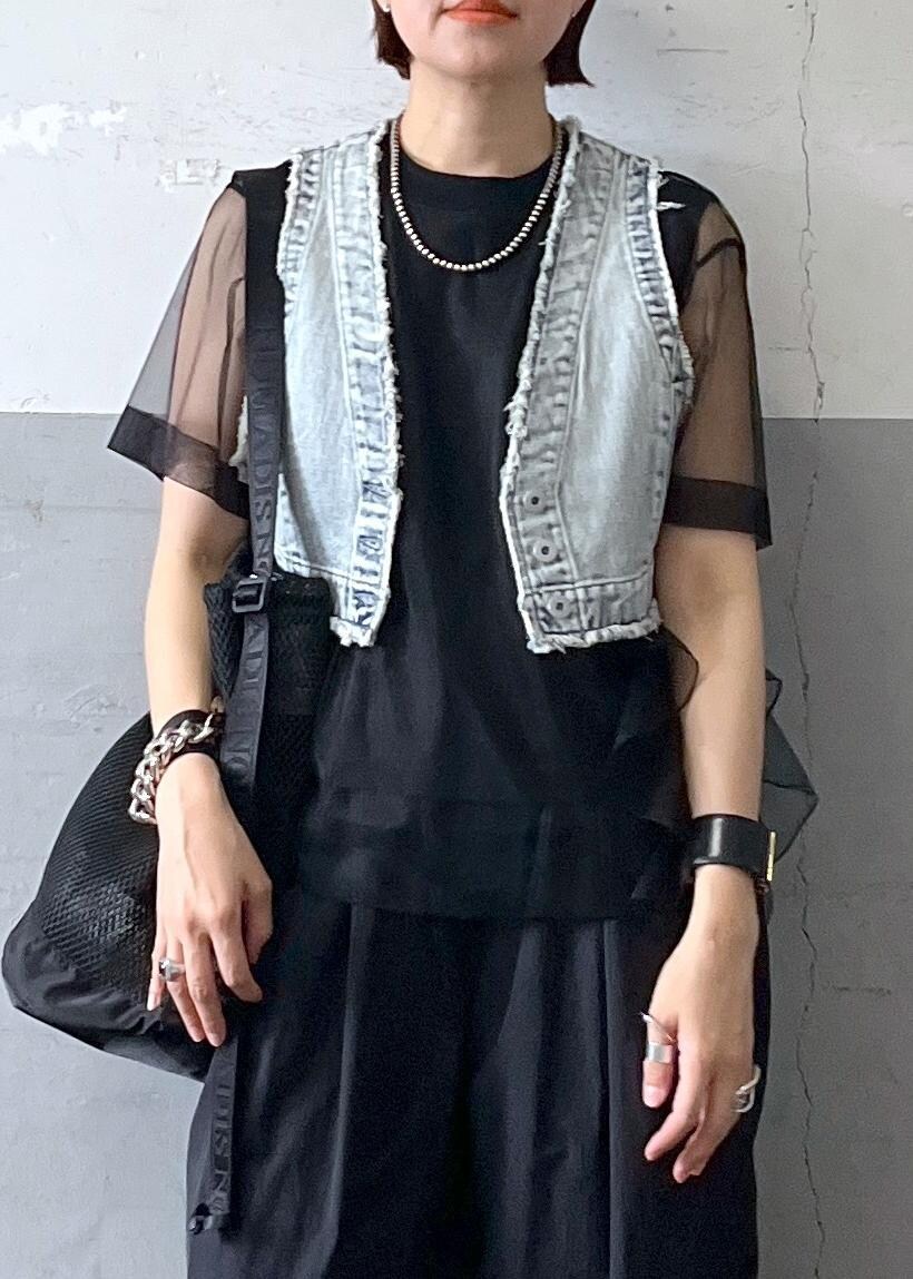 「チュール付き、ブラック、ショルダーバッグ、ショルダー、カットソー、クルーネック、ノースリーブ、ベスト、デニム、ワイド、ADAM ET ROPÉ、FEMME、高身長、骨格ナチュラル、イエベ」｜「NOMADISの【NOMADIS(ノマディス)】VELO MESH（ショルダーバッグ、ブラック系）」を使った、カワバタさん（レディース・166cm）の春コーディネートの6枚目の写真