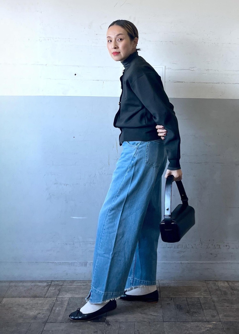 「Wbottoms_pickup、初春コーデ、春コーデ、大人カジュアル、カジュアルコーデ、ADAM ET ROPÉ、ナチュラル、イエベ秋、乾燥、高身長、トップス、カーディガン、パンツ、デニムパンツ、バッグ」｜「ADAM ET ROPE'の【サステナブル】メタリックバレエ（バレエシューズ、ブラック系）」を使った、カワバタさん（レディース・166cm）の冬コーディネートの2枚目の写真
