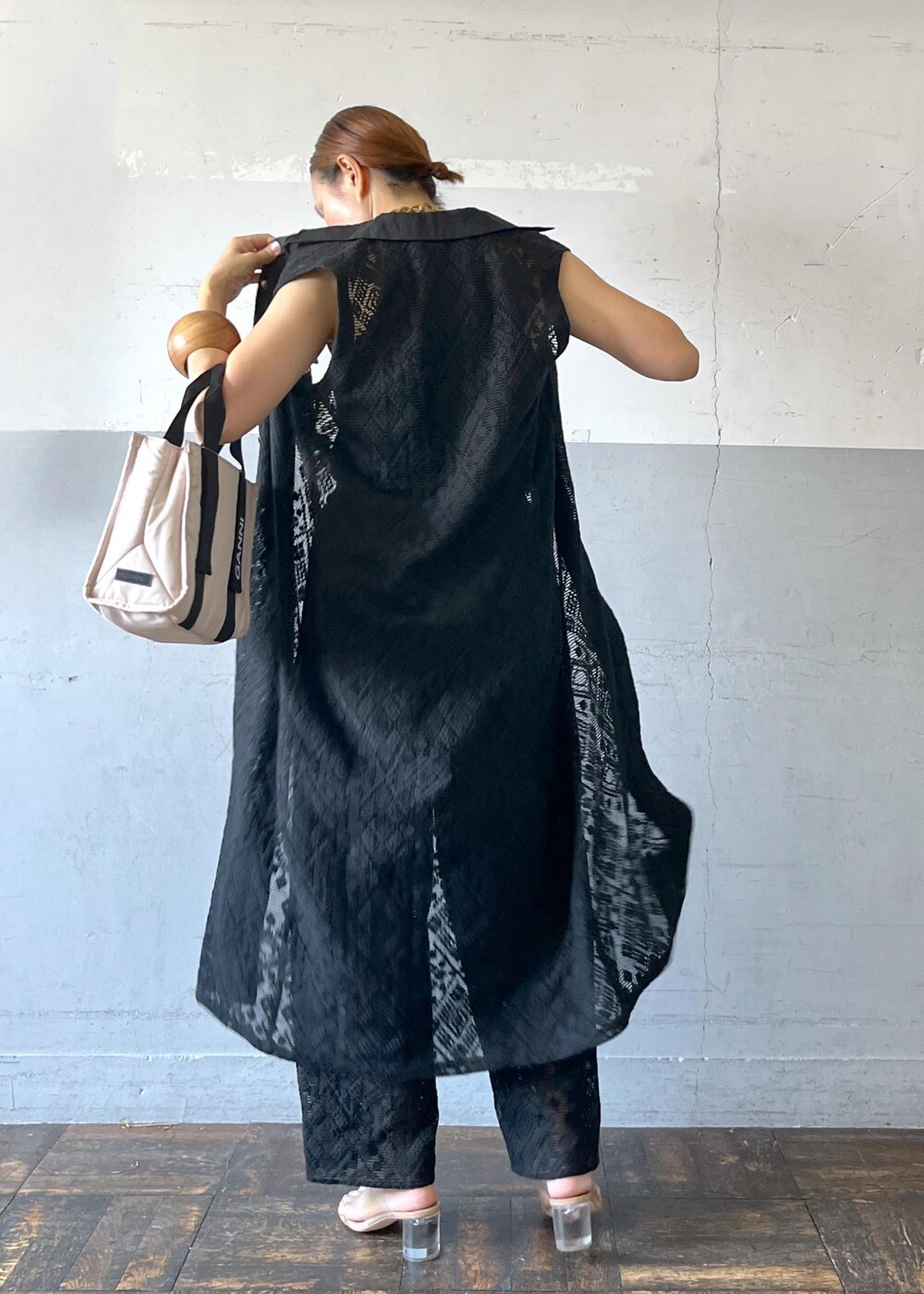 「japan lace collection、ganni、ガニー、ブラック、ロゴ、シャツ、ノースリーブ、ロング丈、夏コーデ、結婚式コーデ、授業参観日コーデ、デートコーデ、お出かけコーデ、旅行コーデ、女子会コーデ」｜「ADAM ET ROPE'のレースラインパンツ（その他パンツ、ブラック系）」を使った、カワバタさん（レディース・166cm）の夏コーディネートの3枚目の写真