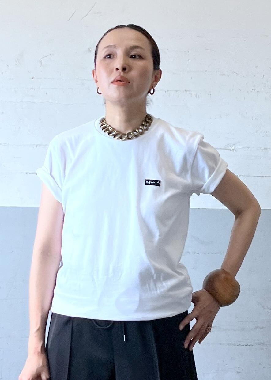 「アニエス.b、別注、着回し、ganni、ブラック、ショルダーバッグ、ミニ、ホワイト、Tシャツ、ロゴ、半袖、クルーネック、センタープレス、フレアパンツ、ブラウン」｜「ADAM ET ROPE'のブライトツイルイージースラックス（スラックス、ブラック系）」を使った、カワバタさん（レディース・166cm）の夏コーディネートの3枚目の写真