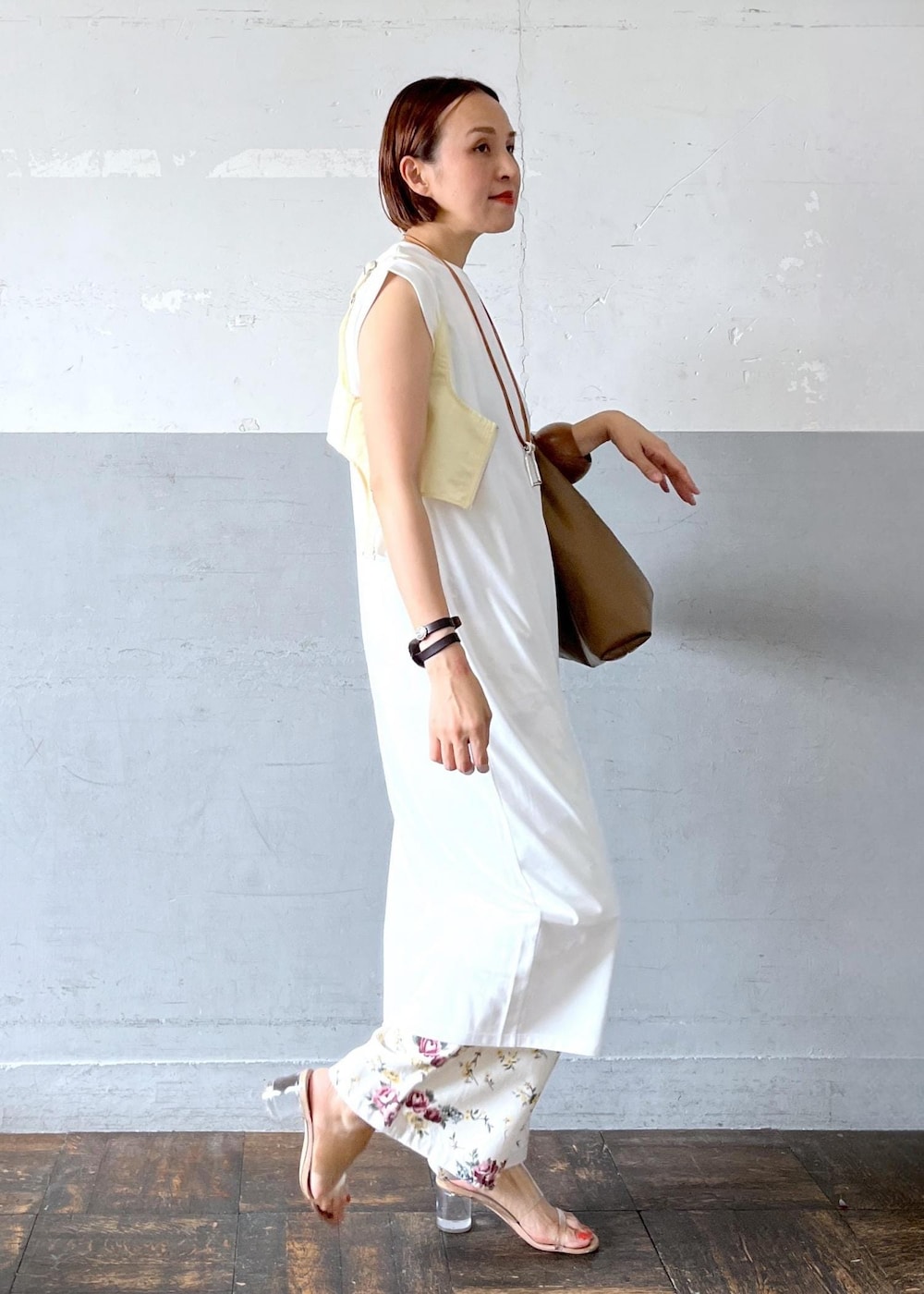「kassleditions、CXC、rollas、24ss夏の新作、ホワイト、カットソー、イエロー、プリント、花柄、ADAM ET ROPÉ、FEMME、高身長、骨格ナチュラル、イエベ、大人カジュアル」｜「ROLLA'Sの【ROLLA'S/ローラス】SAILOR PANT FLORAL（デニムパンツ、ベージュ系）」を使った、カワバタさん（レディース・166cm）の春コーディネートの2枚目の写真