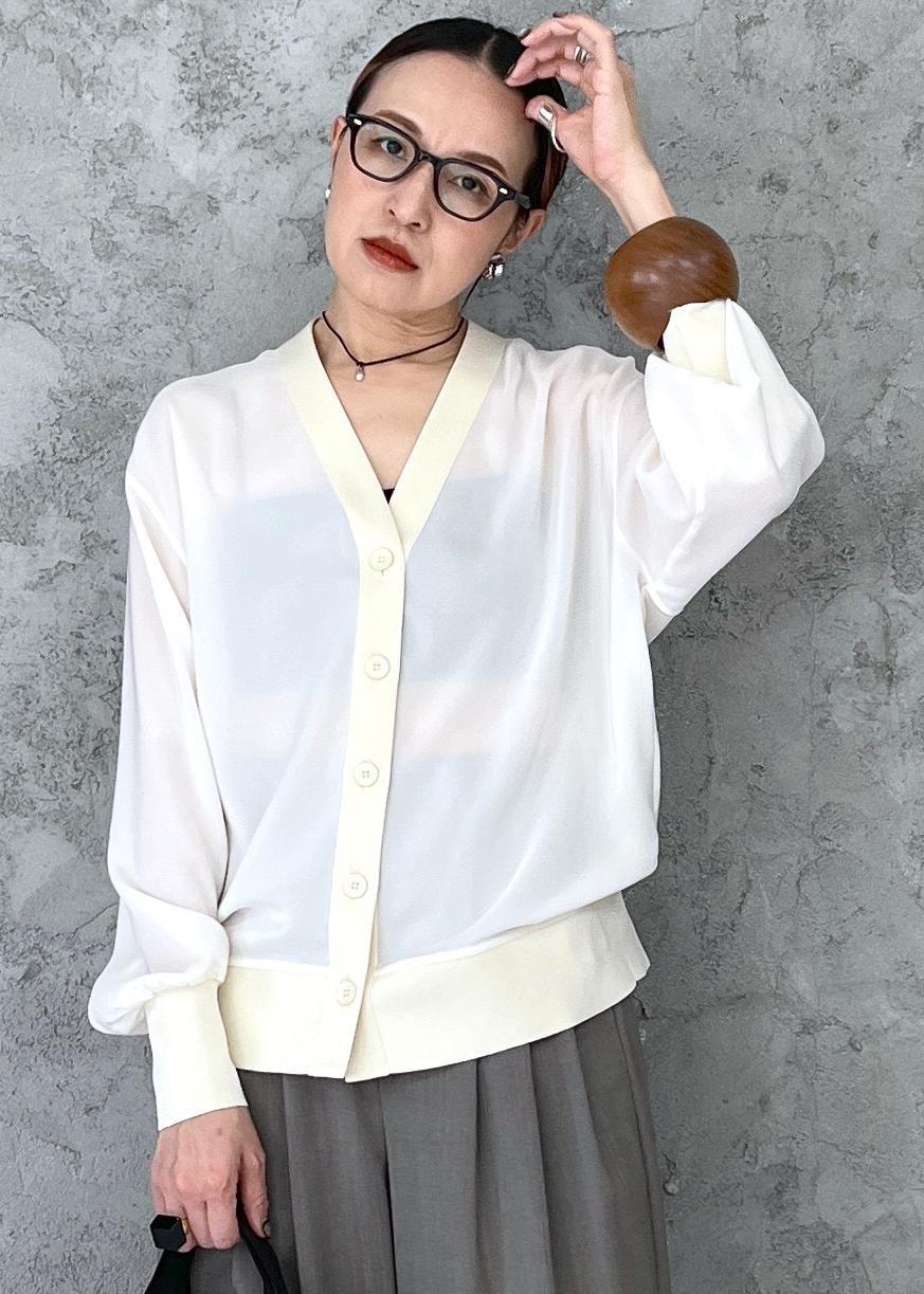 「春夏バッグ、春コーデ、大人カジュアル、パンツスタイル、ADAM ET ROPÉ、ナチュラル、イエベ秋、乾燥、高身長、トップス、カーディガン、パンツ、スラックス、バッグ、トートバッグ」｜「ADAM ET ROPE'の3タックトロピカルスラックス（スラックス、グレー系）」を使った、カワバタさん（レディース・166cm）の春コーディネートの3枚目の写真