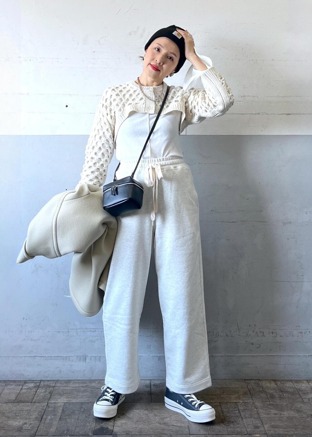 「冬コーデ、ワントーンコーデ、ADAM ET ROPÉ、ナチュラル、イエベ秋、乾燥、高身長、トップス、Tシャツ/カットソー、カーディガン、ジャケット/アウター、ピーコート、パンツ、バッグ、ショルダーバッグ」｜「ADAM ET ROPE'のアイレットボレロカーディガン（カーディガン/ボレロ、ホワイト系）」を使った、カワバタさん（レディース・166cm）の冬コーディネートの6枚目の写真
