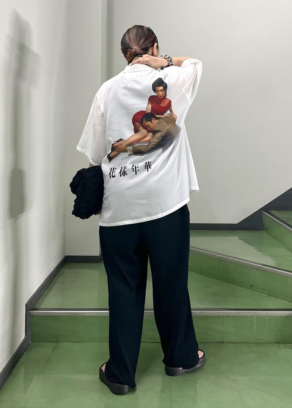 「初夏コーデ、大人カジュアル、カジュアルコーデ、別注アイテム、ADAM ET ROPÉ、ナチュラル、イエベ秋、乾燥、高身長、トップス、シャツ/ブラウス、オールインワン/サロペット、つなぎ/オールインワン、バッグ、ハンドバッグ」|「OOFOSのOOFOS OOMEGA(サンダル、ブラック系)」を使った、カワバタさん(レディース・166cm)の春コーディネートの4枚目の写真
